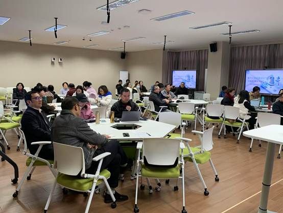 会议室里的人们 AI 生成的内容可能不正确。