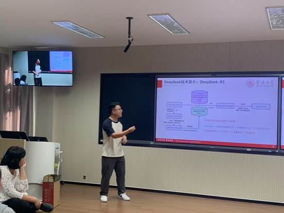 一群男人和女人在电视前 AI 生成的内容可能不正确。